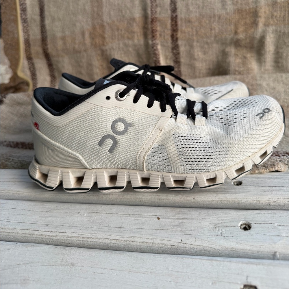 ON Cloud X White and Black Running Shoes - Picture 5 of 10